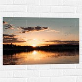 WallClassics - Muursticker - Zonsondergang aan Bosrand - 75x50 cm Foto op Muursticker