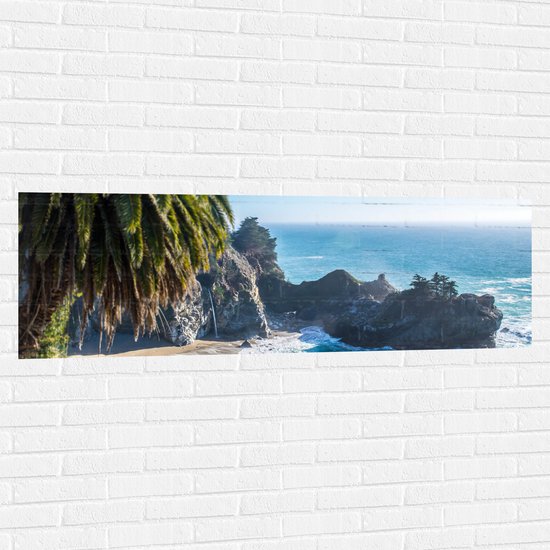 WallClassics - Muursticker - Kleine Waterval naar Zee - 150x50 cm Foto op Muursticker