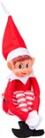 Elf met kerstmuts, rood shirt, zwarte riem en rood-wit gestreepte broek, zittend met de benen gekruist.