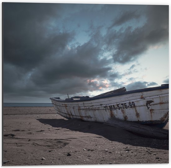 WallClassics - Dibond - Witte Boot op het Strand onder Donkere Wolken - 50x50 cm Foto op Aluminium (Wanddecoratie van metaal)