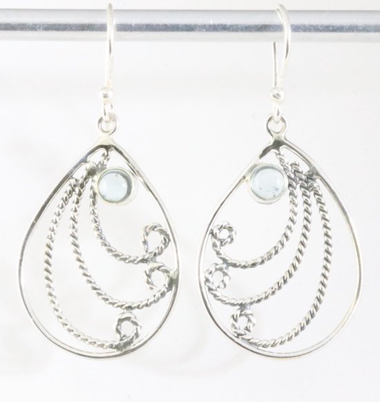Fijne opengewerkte zilveren filigrein oorbellen met aquamarijn