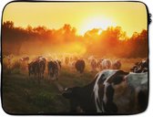 Laptophoes 15.6 inch - Koeien - Zonsondergang - Weiland - Dieren - Laptop sleeve - Binnenmaat 39,5x29,5 cm - Zwarte achterkant