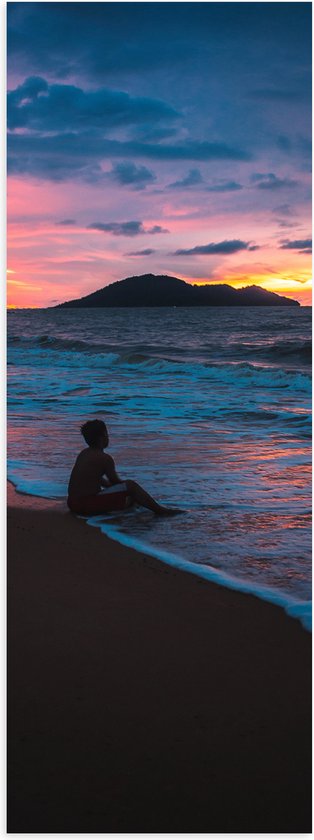WallClassics - Poster (Mat) - Persoon zittend op Strand met Zonsondergang - 40x120 cm Foto op Posterpapier met een Matte look