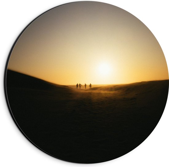 WallClassics - Dibond Muurcirkel - Personen Voetballend in Woestijn met Zonsondergang - 20x20 cm Foto op Aluminium Muurcirkel (met ophangsysteem)