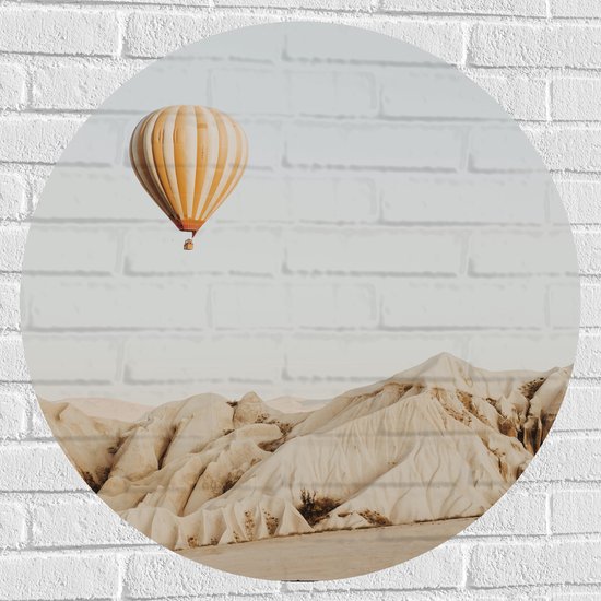 WallClassics - Muursticker Cirkel - Beige Luchtballon boven Beige Rotsen - 80x80 cm Foto op Muursticker