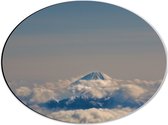 WallClassics - Dibond Ovaal - Bergtop boven de Wolken - 40x30 cm Foto op Ovaal (Met Ophangsysteem)