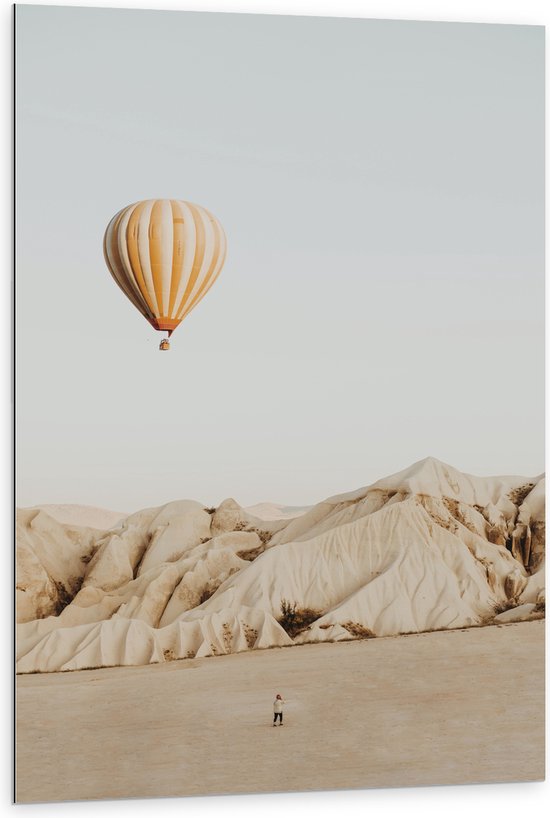 WallClassics - Dibond - Beige Luchtballon boven Beige Rotsen - 80x120 cm Foto op Aluminium (Met Ophangsysteem)