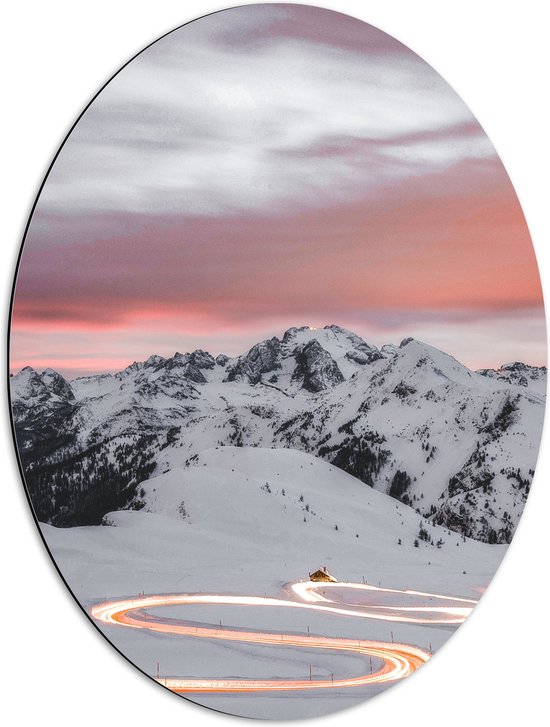 WallClassics - Dibond Ovaal - Verlichte Weg door Sneeuwlandschap - 51x68 cm Foto op Ovaal (Met Ophangsysteem)
