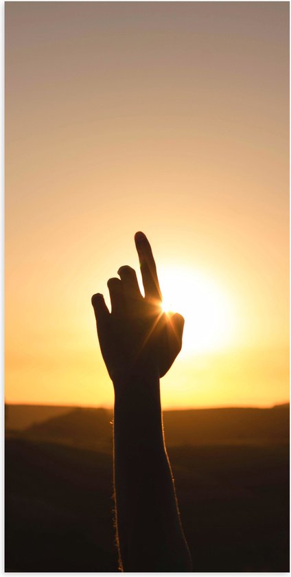 WallClassics - Poster (Matte) - La main avant le coucher du soleil - 50x100 cm Photo sur Papier Poster avec un aspect Mat