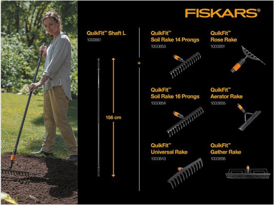 Een vrouw met een hark en de Fiskars QuikFit steel in een tuin. Naast een illustratie van de telescoopsteel en de verschillende QuikFit opzetstukken.