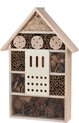 Houten insectenhotel met diverse vakken, gevuld met bamboebuizen, dennenappels en stro.
