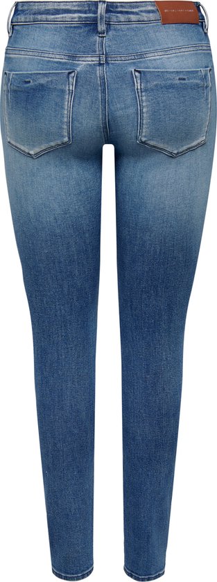 Achterkant van een spijkerbroek met een gedragen look en twee achterzakken.