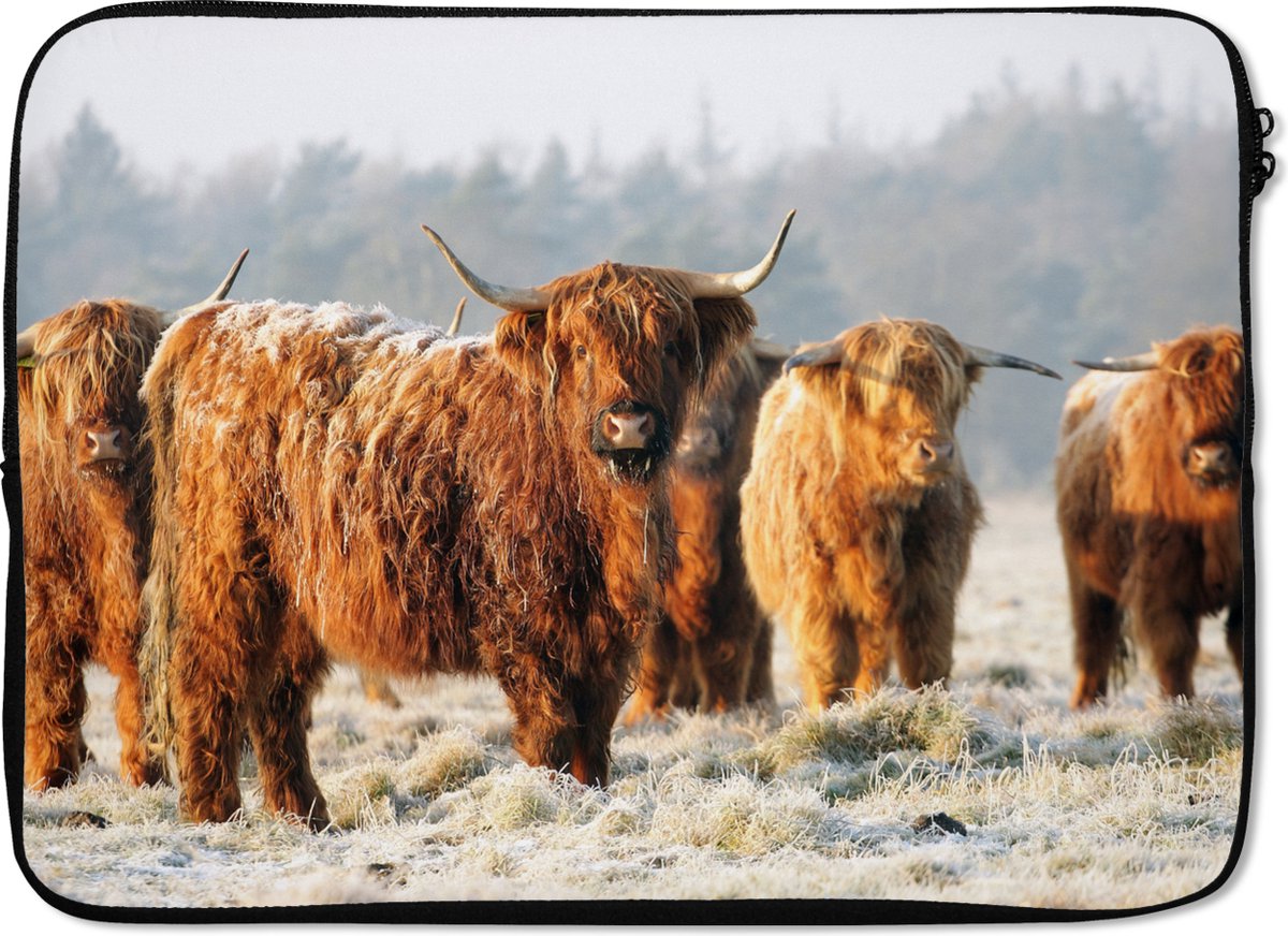 Laptophoes 14 inch - Schotse Hooglanders - Sneeuw - Bos - Laptop sleeve - Binnenmaat 33x23 cm - Zwarte achterkant