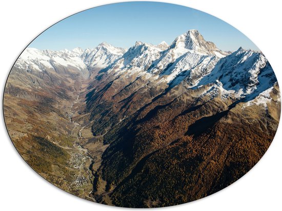 WallClassics - Dibond Ovaal - Besneeuwde Bergtoppen in Groot Berggebied - 96x72 cm Foto op Ovaal (Met Ophangsysteem)