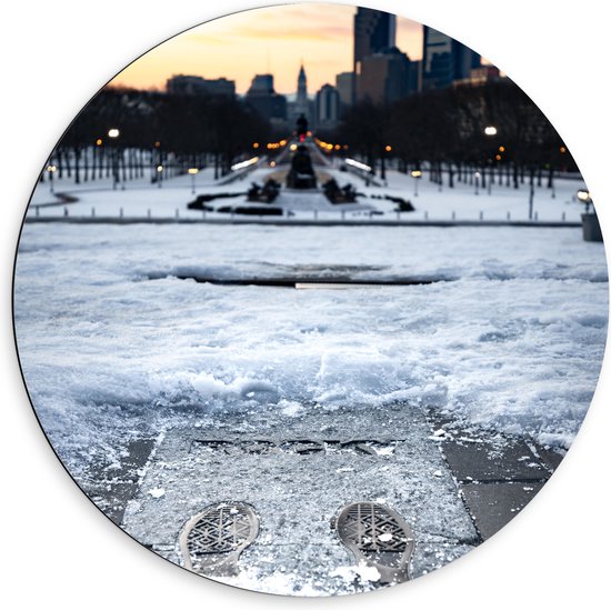 WallClassics - Dibond Muurcirkel - Bevroren Sneeuw in Stad - 60x60 cm Foto op Aluminium Muurcirkel (met ophangsysteem)