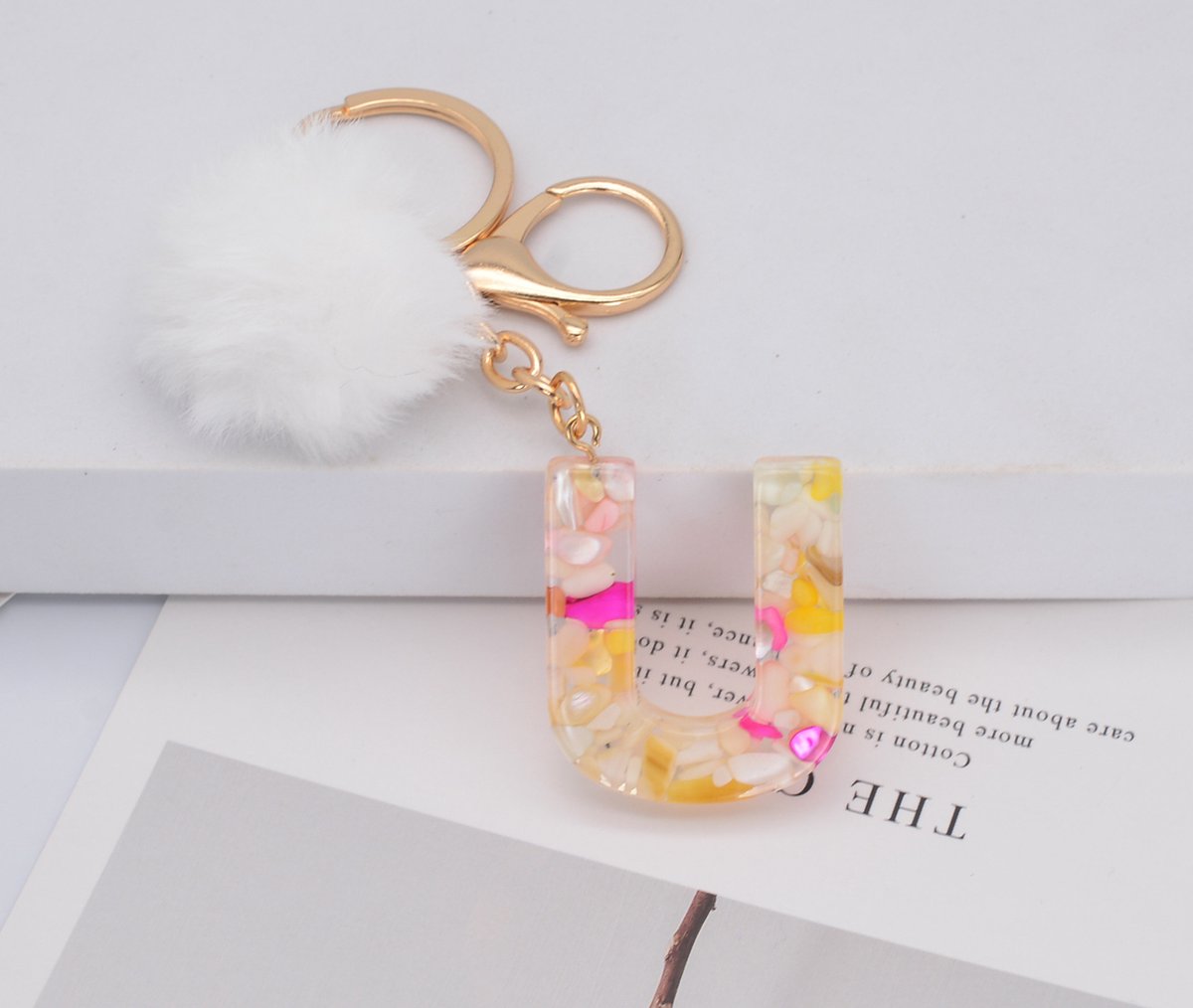 Sleutelhangers of voor je tas van A tot Z - met een pompon of kwastje - met letter - mooi design - handgemaakt - sleutelhangers - design - mode - goud - zwart - blauw - roze- rood