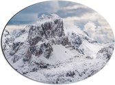 WallClassics - Dibond Ovaal - Sneeuwlandschap met Wolken - 56x42 cm Foto op Ovaal (Met Ophangsysteem)