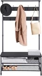 Zwarte kapstok met een bruine jas, zwarte hoed, beige tas en paraplu's.