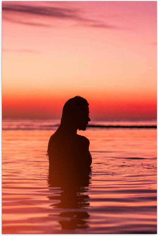 WallClassics - Poster Glossy - Silhouette d'une belle femme dans la mer - Photo 80x120 cm sur papier poster avec finition brillante