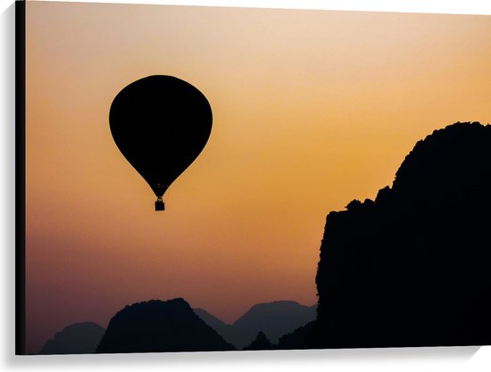 WallClassics - Canvas  - Silhouette van een Luchtballon en Bergen - 100x75 cm Foto op Canvas Schilderij (Wanddecoratie op Canvas)