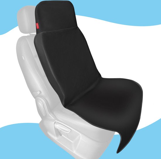 Zwarte autostoelhoes die op een witte stoel is geplaatst.