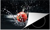 KitchenYeah® Inductie beschermer 90x52 cm - Tomaat - Groente - Stilleven - Water - Rood - Kookplaataccessoires - Afdekplaat voor kookplaat - Inductiebeschermer - Inductiemat - Inductieplaat mat