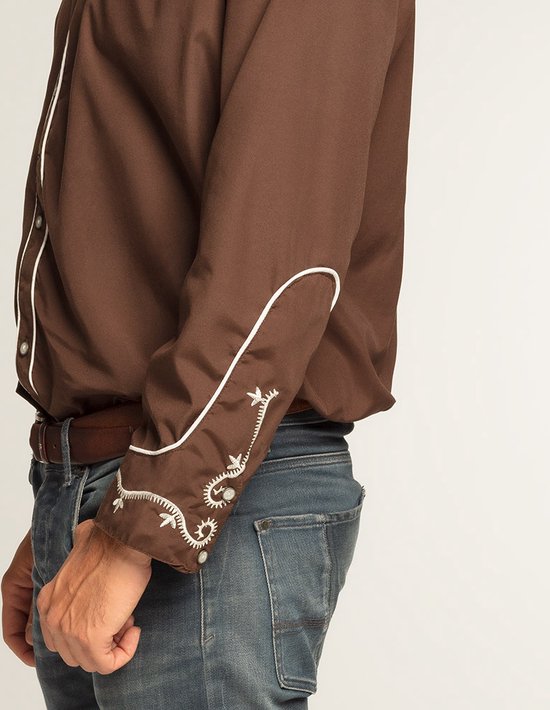 Detail van de mouw van een bruin western overhemd met witte borduursels en knopen.