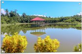 WallClassics - Tuinposter – Gazebo in een Meer - 90x60 cm Foto op Tuinposter  (wanddecoratie voor buiten en binnen)