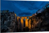 WallClassics - Dibond - Brug tussen Bergen in Spanje - 120x80 cm Foto op Aluminium (Wanddecoratie van metaal)