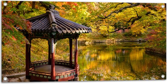 WallClassics - Tuinposter – Gazebo bij een Vijver - Secret Garden - Seoul - 100x50 cm Foto op Tuinposter (wanddecoratie voor buiten en binnen)