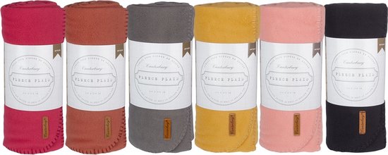 Zes opgerolde plaids in de kleuren rood, bruin, grijs, geel, roze en zwart.