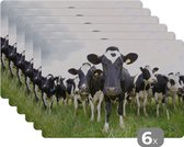 Placemat - Placemats kunststof - Koeien - Gras - Lente - Dieren - Weiland - Boerderij - 45x30 cm - 6 stuks - Hittebestendig - Anti-Slip - Onderlegger - Afneembaar