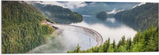 WallClassics - Acrylglas - Dam tussen de Bergen en Bossen - 120x40 cm Foto op Acrylglas (Met Ophangsysteem)