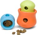 Blauw Zogoflex speeltje gevuld met voer, naast een oranje en groen speeltje. Rondom liggen brokken voer.