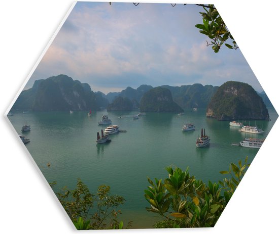 WallClassics - PVC Schuimplaat Hexagon  - Veel Shepen in Ha Longbaai - Vietnam - 30x26.1 cm Foto op Hexagon (Met Ophangsysteem)