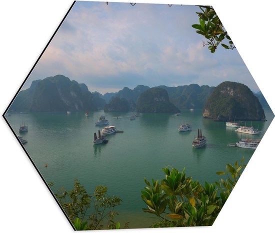 WallClassics - Dibond Hexagon - Veel Shepen in Ha Longbaai - Vietnam - 50x43.5 cm Foto op Hexagon (Met Ophangsysteem)