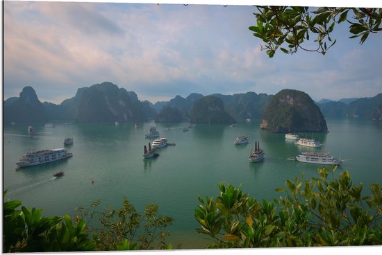 WallClassics - Dibond - Veel Shepen in Ha Longbaai - Vietnam - 90x60 cm Foto op Aluminium (Met Ophangsysteem)