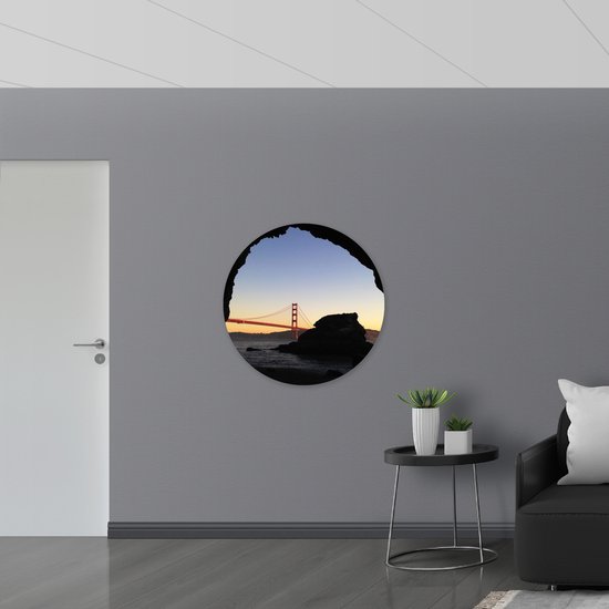 WallClassics - Cercle Mural en Plaque de Mousse PVC - Pont Rouge d'une Grotte Lointaine - 90x90 cm Photo sur Cercle Mural (avec système d'accrochage)