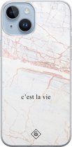Casimoda® hoesje - Geschikt voor iPhone 14 Plus - C'est La Vie - Siliconen/TPU telefoonhoesje - Backcover - Tekst - Bruin/beige