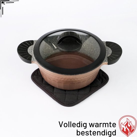 Un dessous de plat noir matelassé sous une casserole en cuivre avec couvercle en verre.