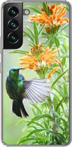 Geschikt voor Samsung Galaxy S22 hoesje - Close-up van een kleurrijke vogel naast planten met oranje bloemen - Siliconen Telefoonhoesje