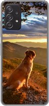 Geschikt voor Samsung Galaxy A53 5G hoesje - Een Golden Retriever kijkend naar de zonsondergang - Siliconen Telefoonhoesje