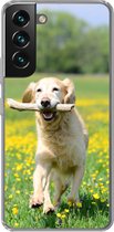 Geschikt voor Samsung Galaxy S22 hoesje - Golden Retriever met een tak in de mond tussen de gele bloemen - Siliconen Telefoonhoesje