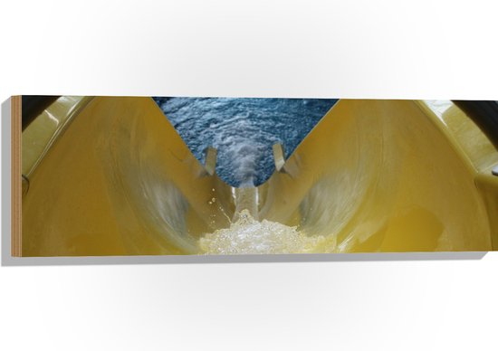 WallClassics - Hout - Gele Glijbaan met Stromend Water - 90x30 cm - 12 mm dik - Foto op Hout (Met Ophangsysteem)