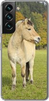 Geschikt voor Samsung Galaxy S22 hoesje - Fjord paard in een herfstlandschap - Siliconen Telefoonhoesje