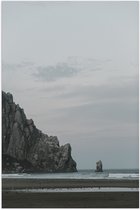 WallClassics - Poster Glanzend – Rots in het Water in de Zee - 50x75 cm Foto op Posterpapier met Glanzende Afwerking