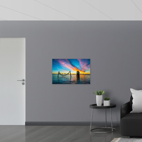 WallClassics - Bois - Couple amoureux avec hamac dans la mer - 90x60 cm - 12 mm d'épaisseur - Photo sur bois (avec système de suspension)