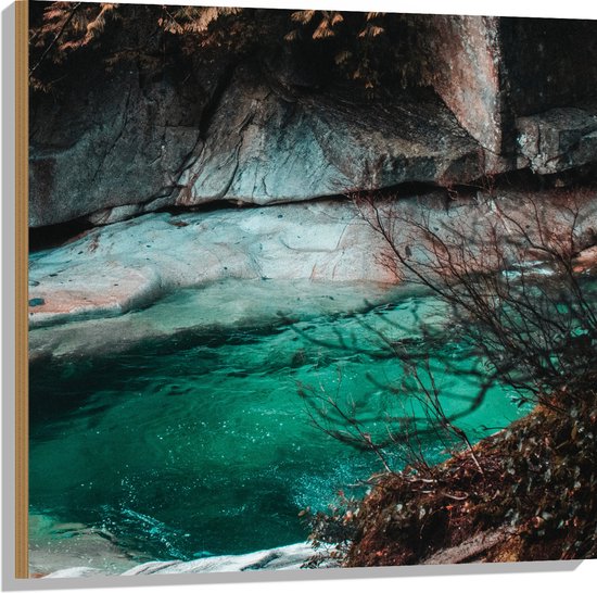 WallClassics - Hout - Groen Water Langs de Rotswand - 80x80 cm - 12 mm dik - Foto op Hout (Met Ophangsysteem)