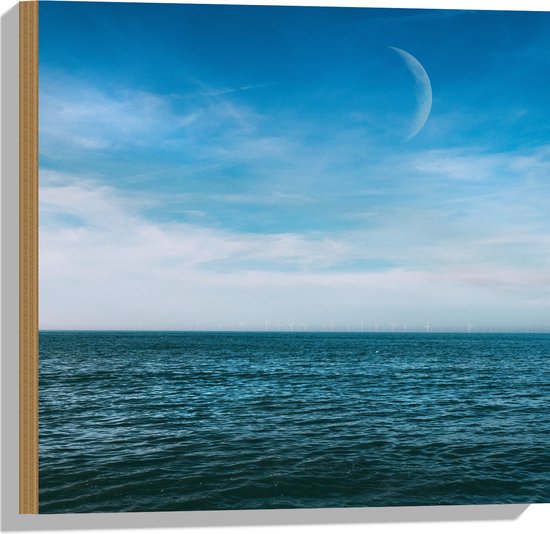 WallClassics - Hout - Smalle Maan overdags Boven Zee - 50x50 cm - 12 mm dik - Foto op Hout (Met Ophangsysteem)