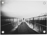 WallClassics - Tuinposter – Persoon op Brug bij het Water in het zwart-wit - 40x30 cm Foto op Tuinposter  (wanddecoratie voor buiten en binnen)